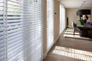Преимущества использования в интерьере горизонтальных жалюзи