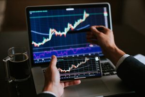 Почему быть в курсе новостей на финансовом рынке важно, нужно и актуально